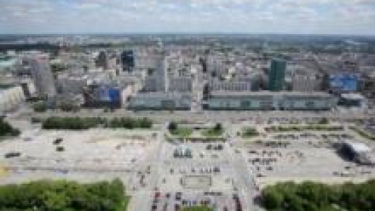 Widok z PKiN na Plac Defilad w Warszawie, gdzie ma powstać Muzeum Sztuki Nowoczesnej i TR Warszawa. Fot. PAP/P. Supernak