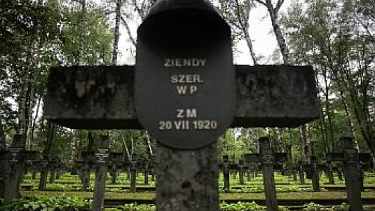 Cmentarz Wojskowy na Powązkach w Warszawie. Fot. PAP/P. Supernak