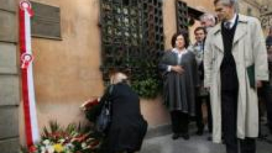 Odsłonięcie tablicy upamiętniającej Tadeusza Łomnickiego. Fot. PAP/L. Szymański