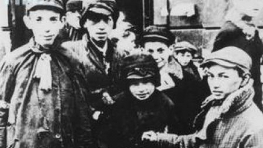 Dzieci żydowskie w gettach na ziemiach polskich. Fot. NAC 