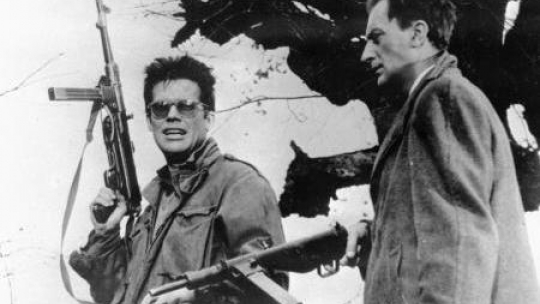 Zbyszek Cybulski (L) jako Maciek Chełmicki i Adam Pawlikowski (P) w filmie "Popiół i diament". Fot. PAP/CAF 