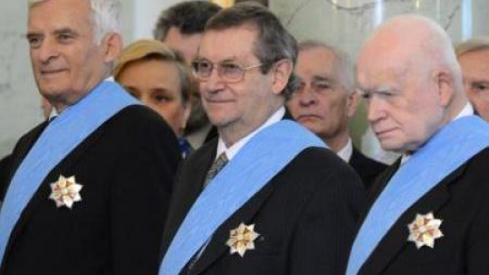 Ordere Orła Białego prof. Jerzy Buzek, prof. Norman Davies i Adam Strzembosz. Fot. PAP/J. Turczyk 