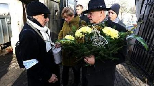 Maja Komorowska kwestuje na Cmentarzu Powązkowskim w Warszawie. Fot. PAP/T. Gzell