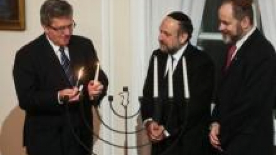 Prezydent B. Komorowski, M. Schudrich i P. Kadlcik. Fot. PAP/R. Guz