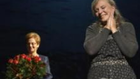 Danuta Wałęsa i Krystyna Janda po premierze monodramu "Danuta W." w Teatrze Wybrzeże. Fot. PAP/A. Warżawa
