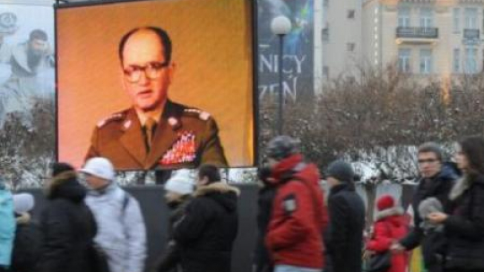 Akcja "Młodzi Pamiętają". Warszawa, 13.12.2012. Fot. PAP/G. Jakubowski