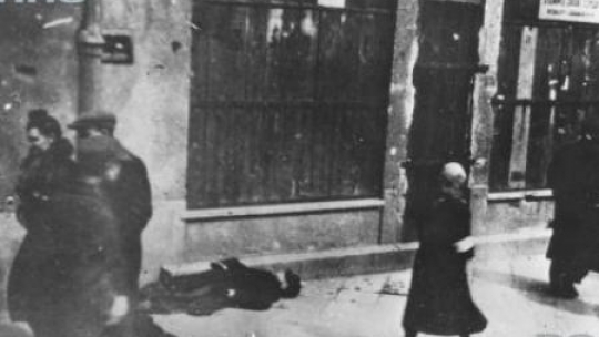 Żydzi w getcie warszawskim. Fot. NAC 