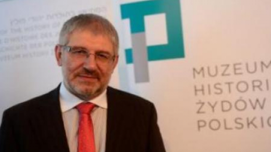 P.o. obowiązki dyrektora Muzeum Andrzej Cudak na tle nowego logo Muzeum Historii Żydów Polskich. Fot. PAP/B. Zborowski