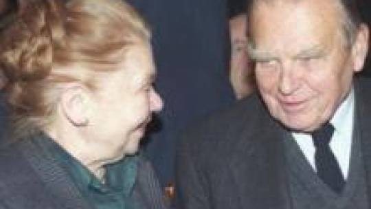 Julia Hartwig i Czesław Miłosz. Warszawa 04.11.1993. Fot. PAP/M. Belina Brzozowski