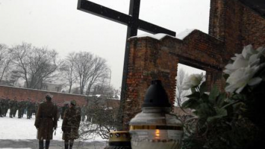 Uroczystości w muzeum Tradycji Niepodległościowych na Radogoszczu (2005). Fot. PAP/A. Zbraniecki