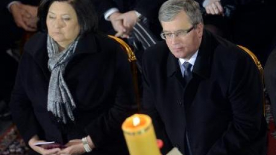 Bronisław Komorowski z małżonką Anną podczas uroczystości pogrzebowych prymasa Glempa. Fot. PAP/B. Zborowski