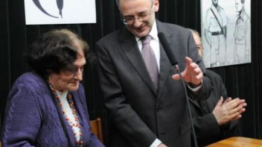 Prof. Wiktoria Śliwowska i prezes PEN Clubu Adam Pomorski. Fot. PAP/G. Jakubowski. 