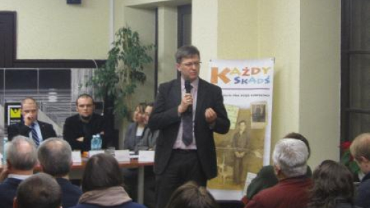 Dyrektor MHP Robert Kostro. W tle uczestnicy spotkania. Fot. dzieje.pl/W. Kowalski