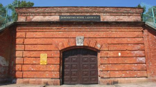 Cytadela Warszawska - Dowództwo Sił Lądowych. Brama od ulicy Jeziorańskiego. Fot. PAP/T. Gzell 