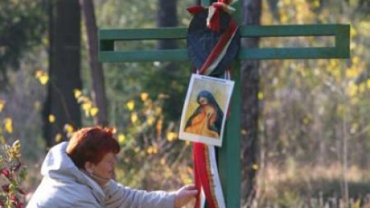 Kuropaty. Krzyż upamiętniający polskie ofiary zbrodni NKWD. Fot. PAP/EPA