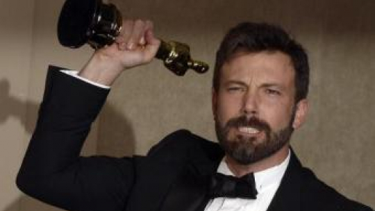 Ben Affleck ze statuetką Oscara za "Operację Argo". Fot. PAP/EPA