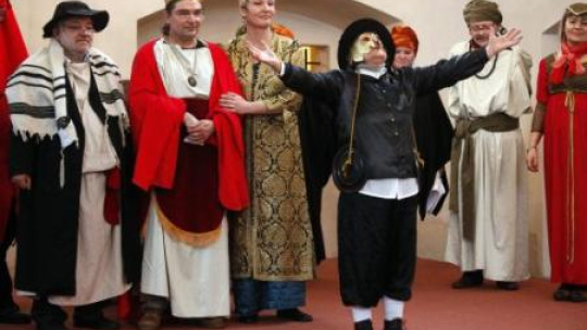 W zabytkowej synagodze w Tykocinie odbył się pokaz obchodów święta Purim. Fot. PAP/A. Reszko