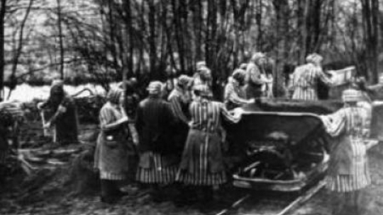 Więźniarki z Ravensbrueck. Źródło: Bundesarchiv (Bild 183-1985-0417-15), na lic. Wikimedia Commons