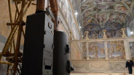 Kaplica Sykstyńska - dwa żeliwne piece; jeden do palenia kart do głosowania, drugi do dymu. Fot. PAP/EPA