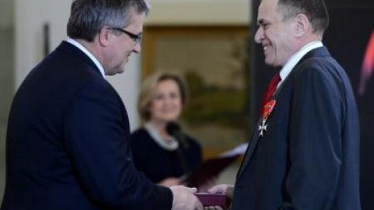 Prezydent Bronisław Komorowski odznacza Krzysztofa Topolskiego. Fot. PAP/J. Turczyk 