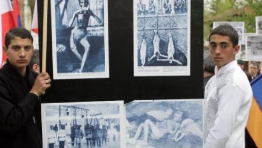 Marsz Milczenia w 92. rocznicę Ludobójstwa Ormian. Warszawa, 2007.04.24. Fot. PAP/P. Kula