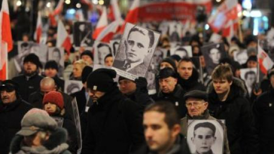 Przemarsz uczestników uroczystości z Pl. Piłsudskiego do archikatedry św. Jana. Fot. PAP/G. Jakubowski