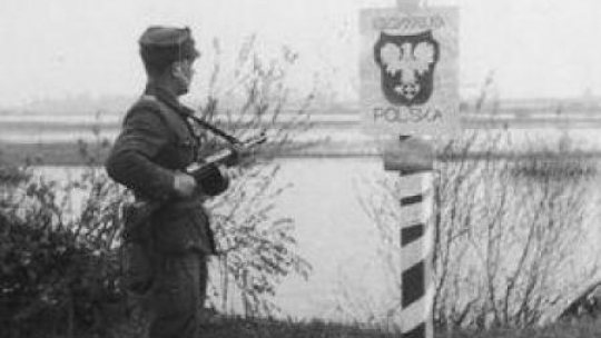  Żołnierz przy wkopanym słupie granicznym na brzegu Odry. 1945 r. Fot. NAC