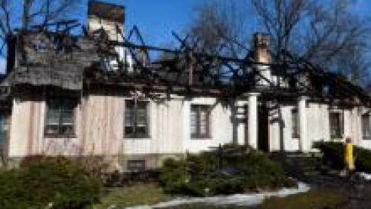 Dwór w Petrykozach po pożarze. Fot. PAP/B.Zborowski