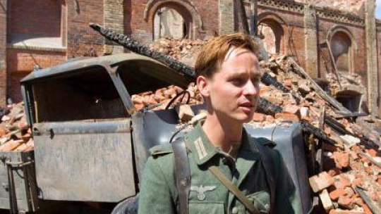 Niemiecki aktor Tom Schilling jako Wilhelm Winter, jeden z bohaterów filmu. Fot. PAP/EPA