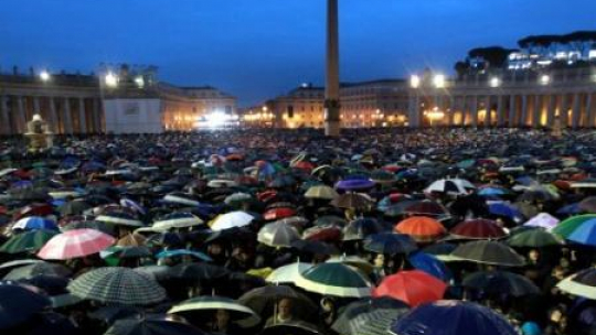 Wierni zgromadzeni na Placu św. Piotra. Watykan, 13.03.2013.  Fot. PAP/R. Pietruszka