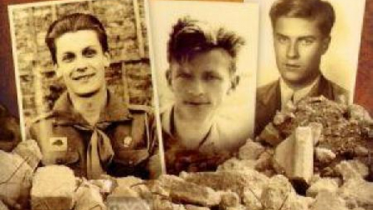 Alek, Rudy i Zośka na okładce "Kamieni na szaniec". (wyd. Nasza Księgarnia 2011)