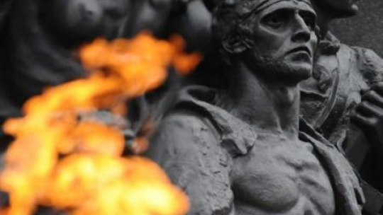 Uroczystości rocznicowe przed Pomnikiem Bohaterów Getta. Fot. PAP/J. Turczyk