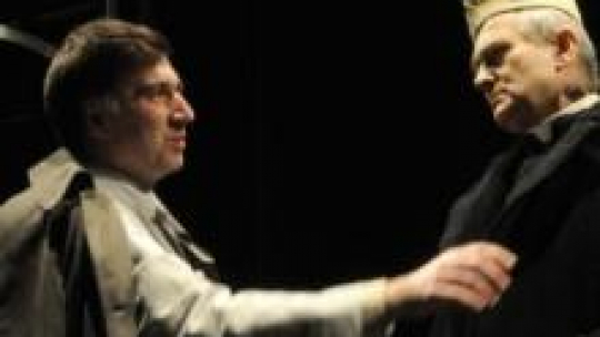 Teatr Polski "Polacy". Olgierd Łukaszewicz (P) i Radosław Krzyżowski (L). Fot. PAP/A. Rybczyński