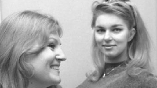 Anna German i Katarzyna Gaertner. 1966 r. Fot. PAP/S.Czarnogórski
