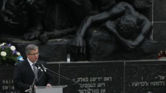 Prezydent Bronisław Komorowski przemawia w czasie uroczystości przed Pomnikiem Bohaterów Getta. Fot. PAP/J. Turczyk 