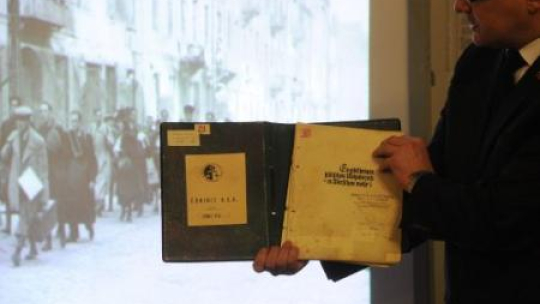 Dyrektor Rafał Leśkiewicz, prezentuje oryginał raportu Juergena Stroopa. Fot. PAP/G. Jakubowski