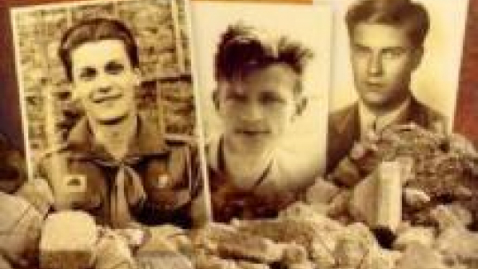 Alek, Rudy i Zośka na okładce "Kamieni na szaniec". (wyd. Nasza Księgarnia 2011) 