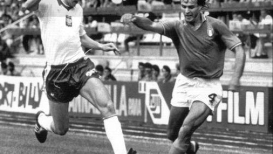 Zbigniew Boniek w walce o piłkę z Antonio Cabrinim. Mundial 82. Fot. PAP/CAF/A. Hawałej