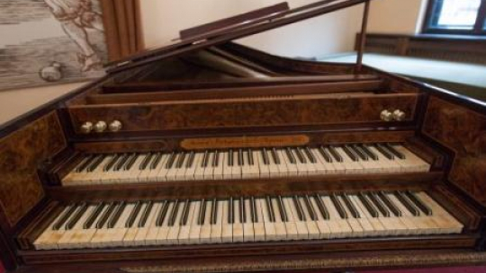 Klawesyn dwumanuałowy, wykonany przez Burkata Tschudi w 1765 r. Fot. PAP/Ł. Ogrodowczyk