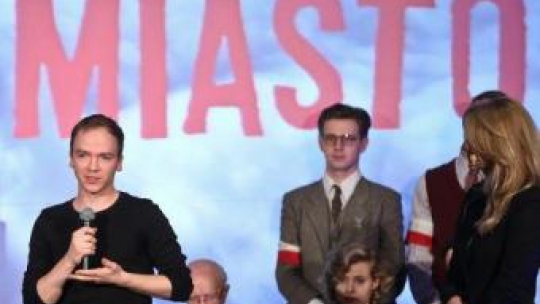 Reżyser Jan Komasa z obsadą podczas konferencji prasowej filmu "Miasto44". Fot. PAP/R. Guz