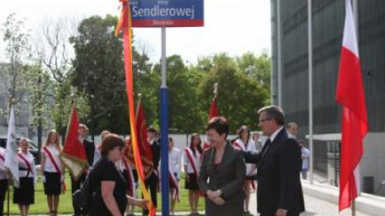  Córka Ireny Sendlerowej - Janina Zgrzembska, Hanna Gronkiewicz-Wartz i Bronisław Komorowski. Fot. PAP/J.Kamiński