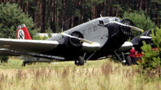 Samolot Junkers Ju52 na planie filmu "Valkyrie ". Loepten, Niemcy, 18.07.2007. Fot. PAP/EPA