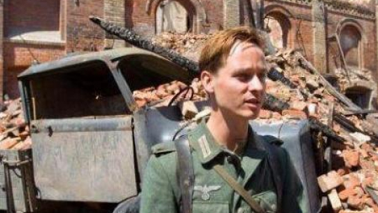 Niemiecki aktor Tom Schilling jako Wilhelm Winter, jeden z bohaterów filmu. Fot. PAP/EPA 