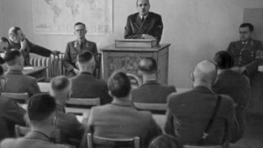 Gubernator H. Frank przemawia do kierowników NSDAP i sędziów najwyższego sądu niemieckiego w Krakowie. 1944. Fot. NAC  