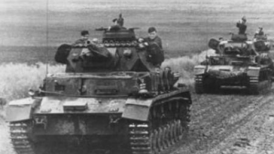 Kolumna czołgów niemieckich PzKpfw IV Ausf D/E na froncie wschodnim. Fot. NAC