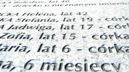 Tablica z nazwami ofiar zbrodni w Porycku(Pawliwce). Fot. PAP/R.Pietruszka
