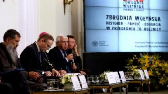 Władyka Benedykt Aleksijczuk, prezes IPN Łukasz Kamiński, prof. Daniel Rotfeld, dr Andrij Portnow. Fot. PAP/T.Gzell