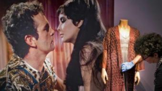 Elizabeth Taylor i Richard Burton w filmie "Kleopatra". Fot. PAP/EPA