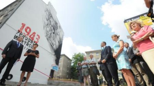 Odsłonięcie muralu dotyczącego Zbrodni Wołyńskiej na kamienicy przy ul. Młynarskiej w Warszawie. Fot. PAP/G. Jakubowski