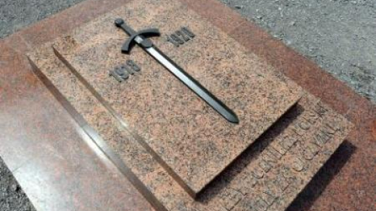 Szczerbiec na płycie głównej na Cmentarzu Orląt Lwowskich. Fot. PAP/D. Delmanowicz